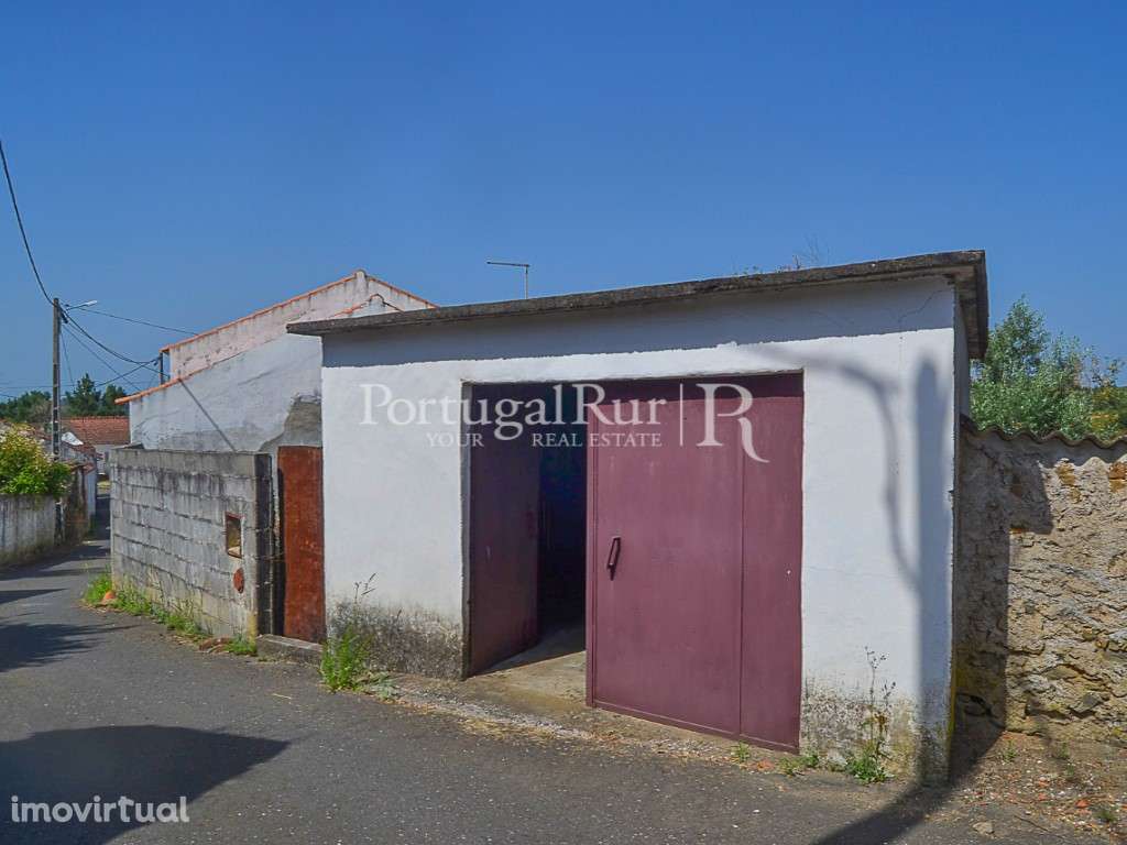 Casa de Habitação com Anexos, Terreno de Cultivo e Proximidade a Pr... - Grande imagem: 3/41
