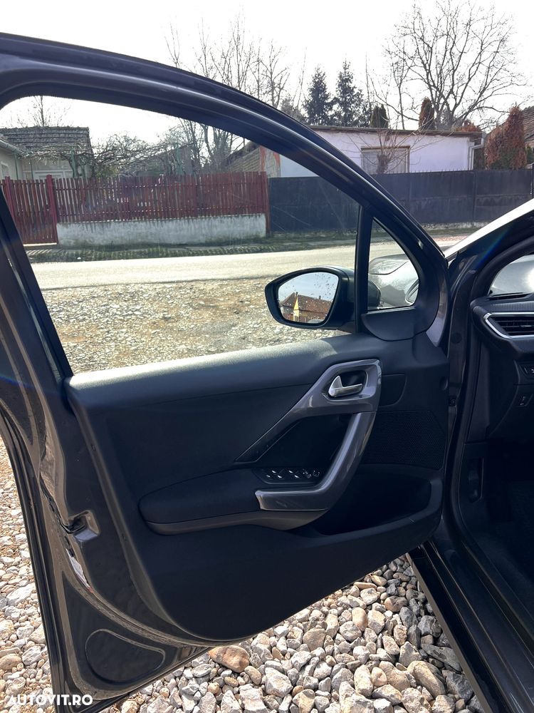 Peugeot 2008 1.2 L PureTech STT EAT8 Allure - 12