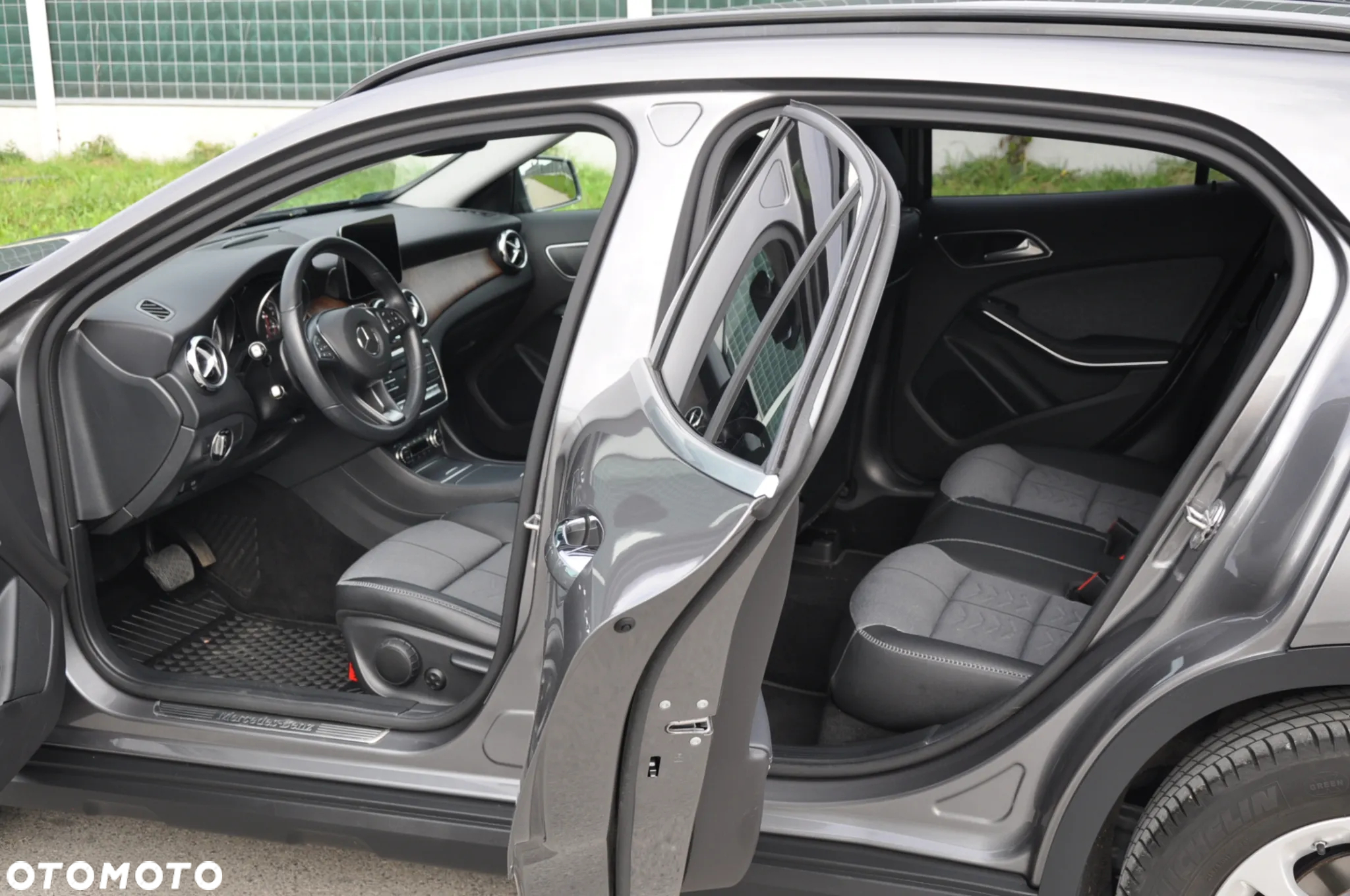 Mercedes-Benz GLA 180 7G-DCT - 35