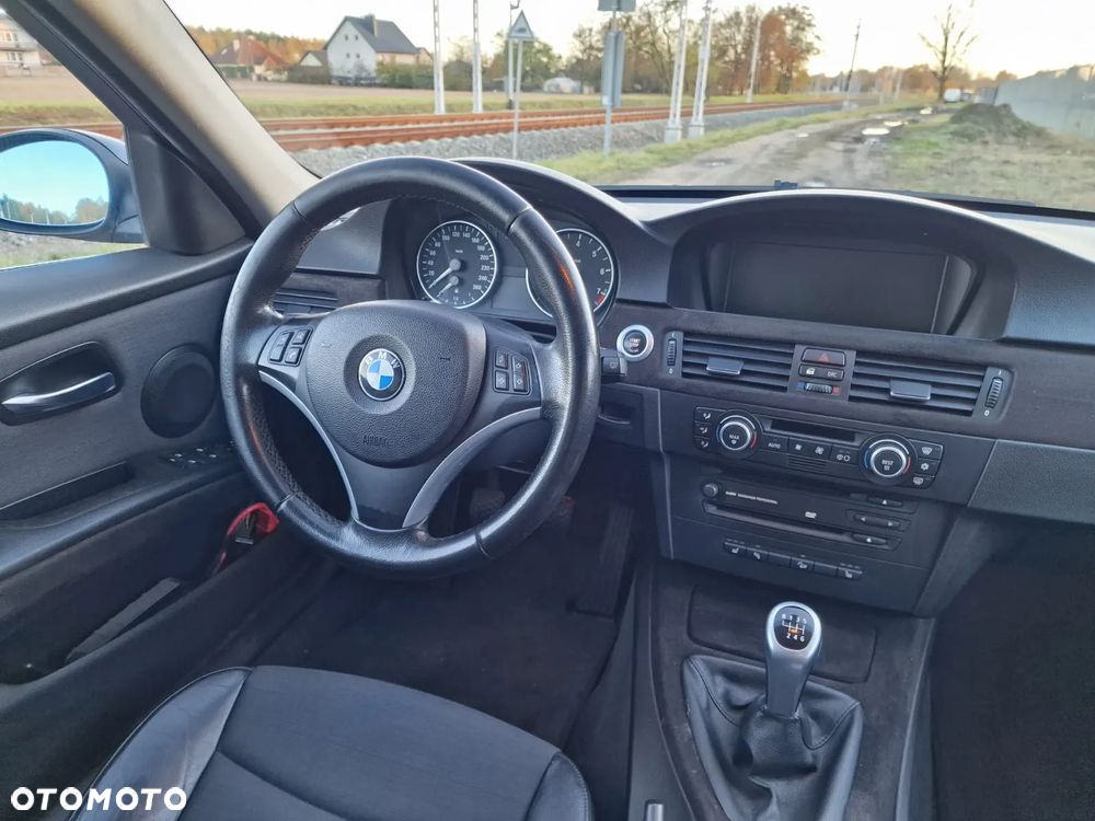 BMW Seria 3 330xi Touring - 12