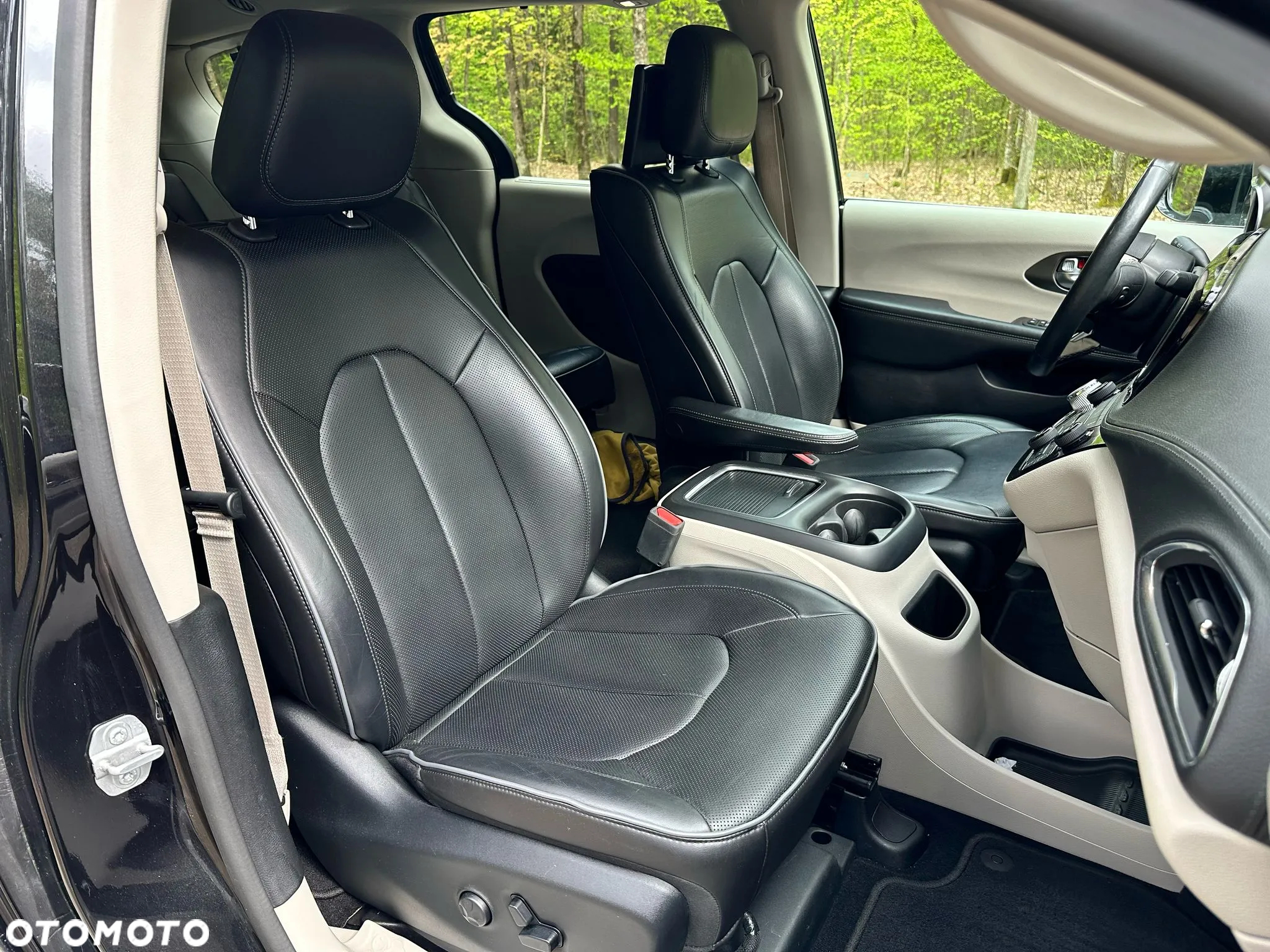 Chrysler Pacifica - 12