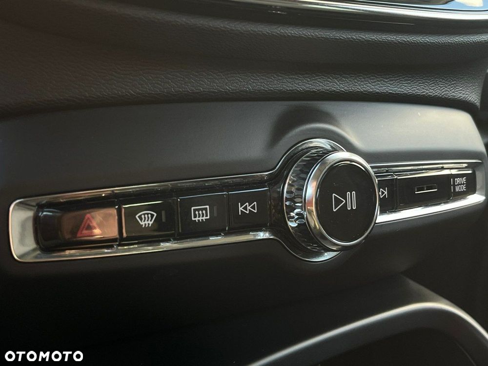 Volvo XC 40 T3 Momentum Pro - 23