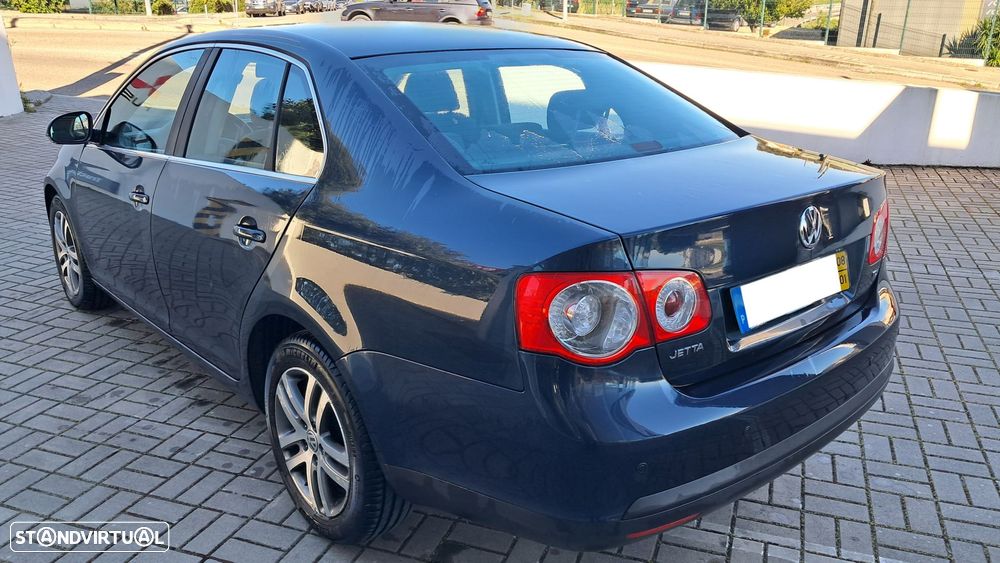 VW Jetta 1.9 TDi Confortline - 4