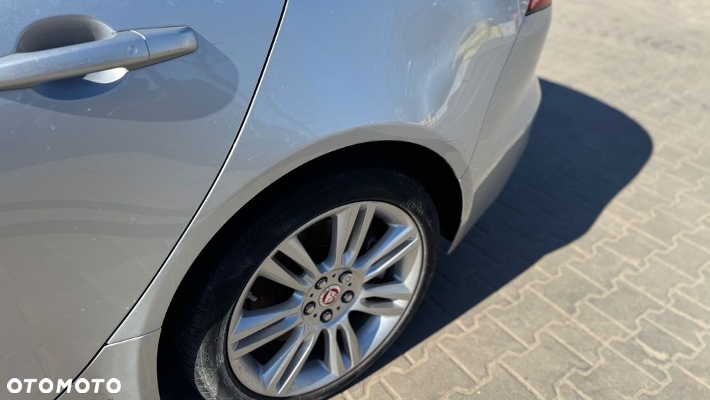 Jaguar XE 2.0 D Prestige - 4