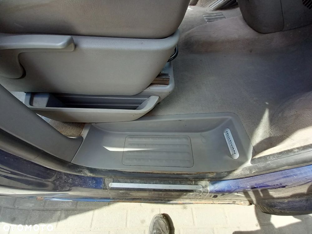 VW TRANSPORTER T5 MULTIVAN KOMPLETNA PRZEKŁADKA FOTELI DYWANÓW PODSUFITKI BOCZKI SŁUPKI NA MULTIVAN KOMPLET Z STOLIKIEM I ROLETĄ SKÓRA ALCANTARA - 22