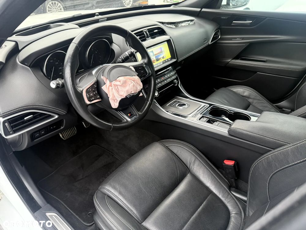 Jaguar XE S - 11