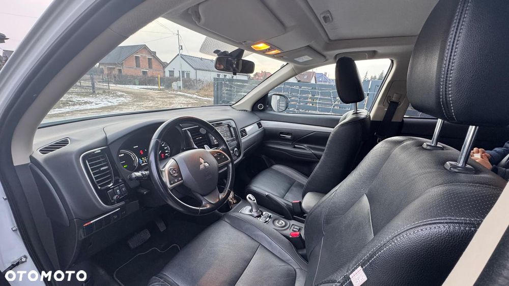 Mitsubishi Outlander Instyle NAVI + - 11