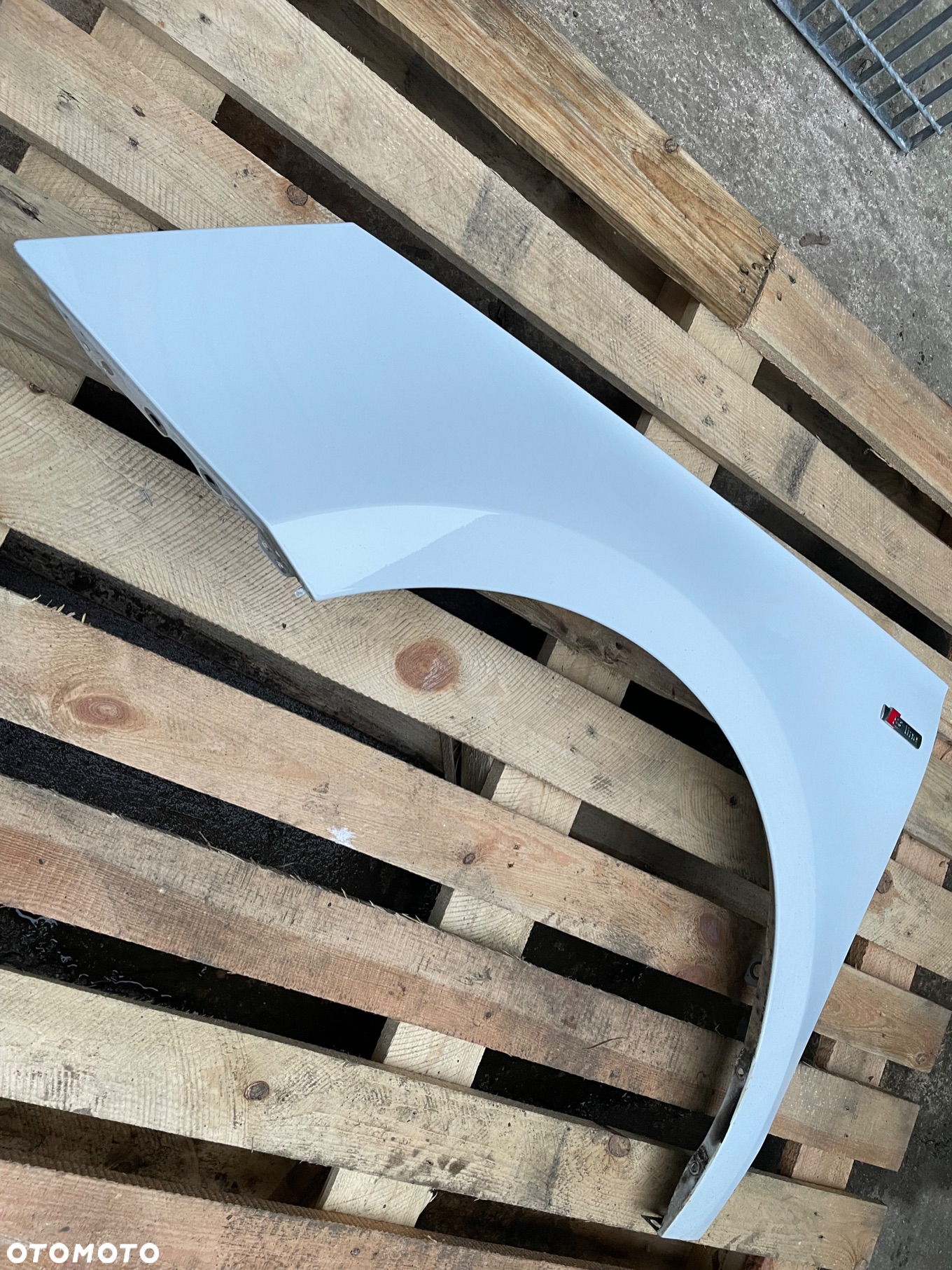 BŁOTNIK LEWY PRZÓD AUDI A1 8X0 8XA BIAŁY W KOLOR METALIK/PERŁA LS9R - 8