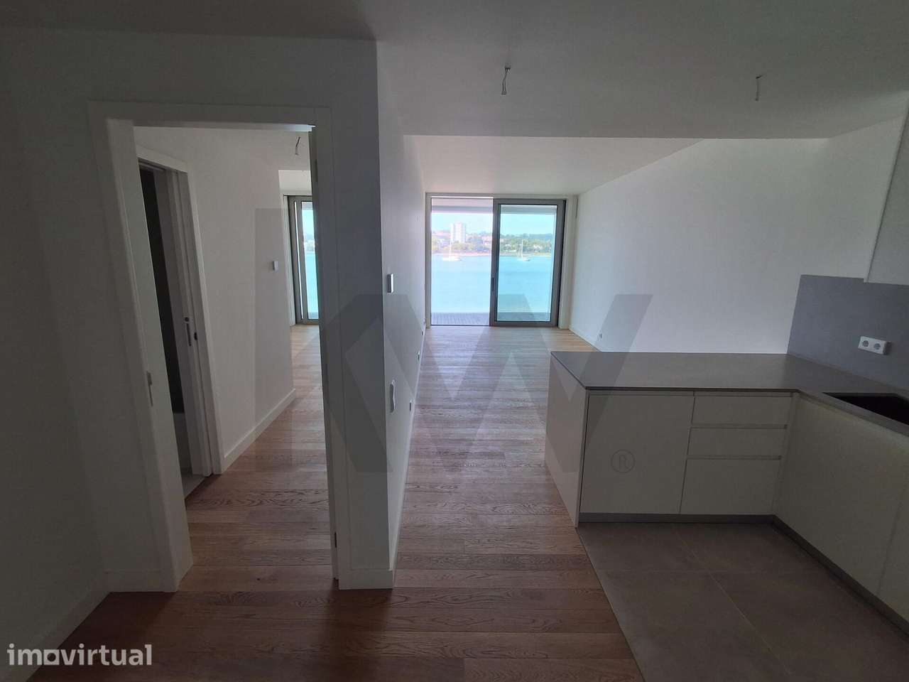 T1 Frente à praia (Douro Marina). Novo, com varanda, garagem e arrumos - Grande imagem: 4/39
