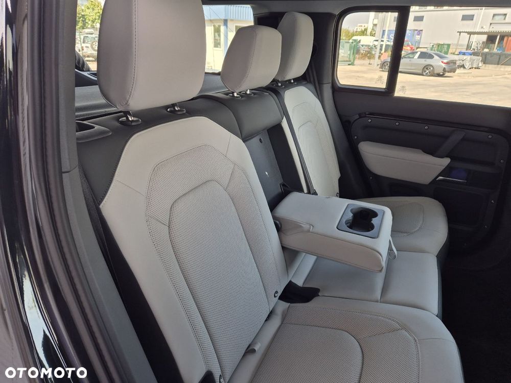 Land Rover Defender 110 D250 X-Dynamic SE - 18