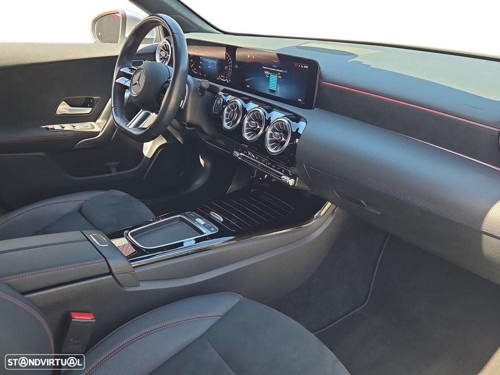 Mercedes-Benz A 250 e 8G-DCT AMG Line - 23