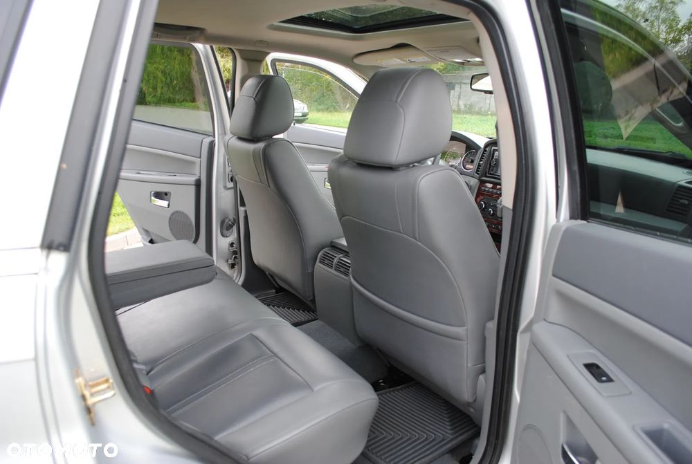 Jeep Grand Cherokee - 24