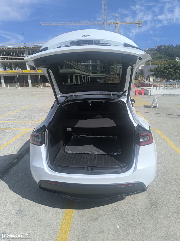 Tesla Model Y - 8