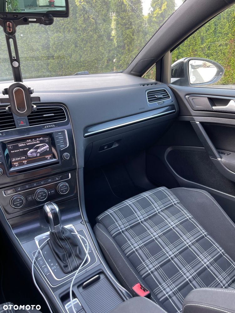 Volkswagen Golf - 22