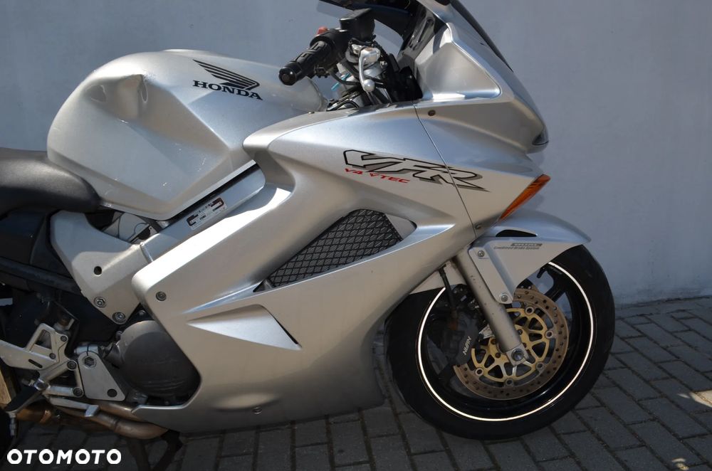 Honda VFR - 16