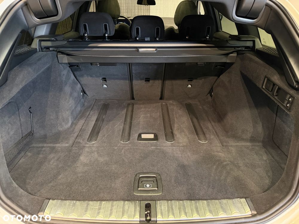 BMW Seria 3 330d xDrive MHEV - 19