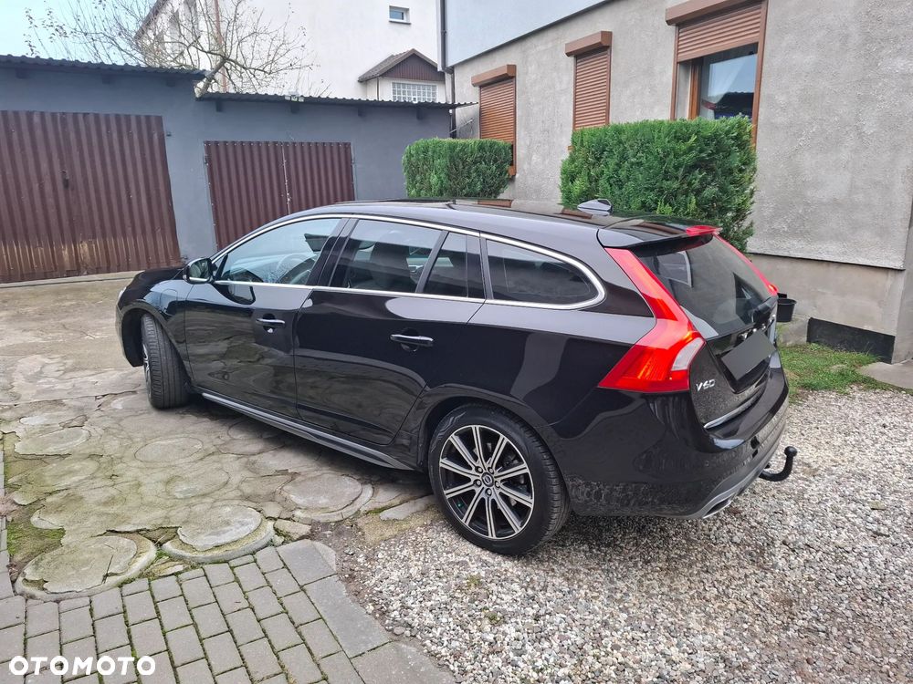 Volvo V60 D6 AWD Plug-in Hybrid R-Design Summum - 11
