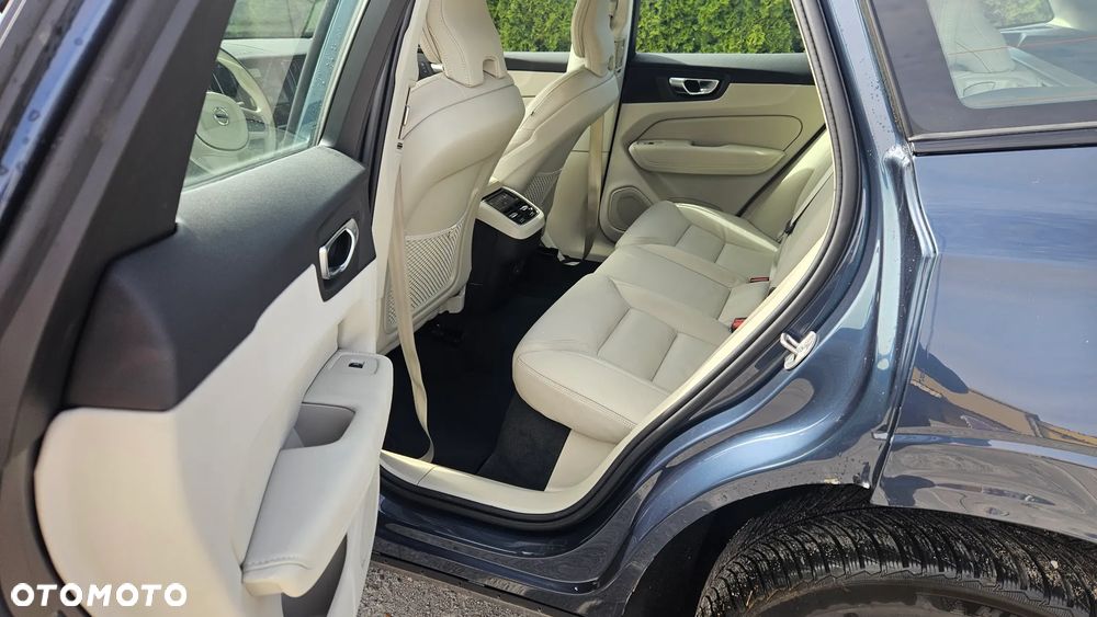 Volvo XC 60 B5 B AWD Ultra Dark - 24