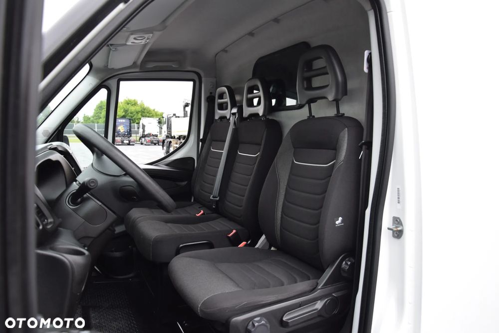 Iveco DAILY MAXI 35S16 / 2.3 - 160 KM / AUTOMAT HI-MATIC / NOWY MODEL / 3 OSOBY / DOSTAWCZE / BLASZAK / KLIMA / CZUJNIKI COFANIA / NISKI PRZEBIEG / 2022 / SERWISOWANY / Z NIEMIEC - 37