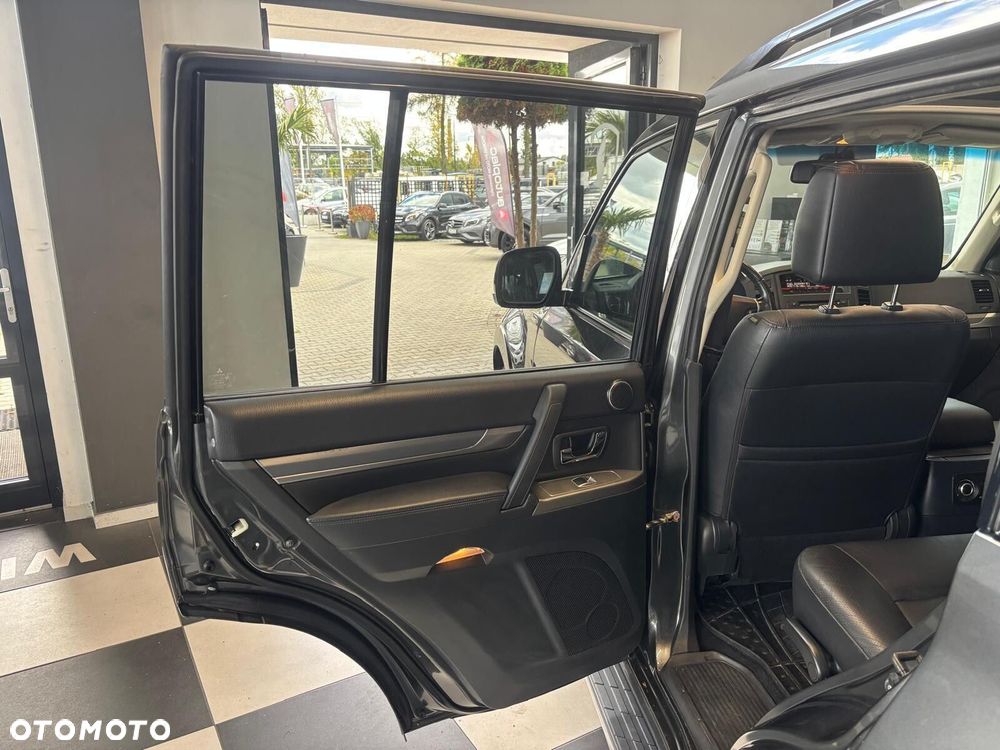 Mitsubishi Pajero - 20