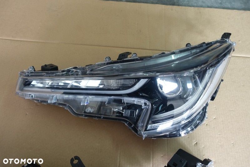 LAMPA LEWY PRAWY PRZÓD  COROLLA E210 18-21r. - 3