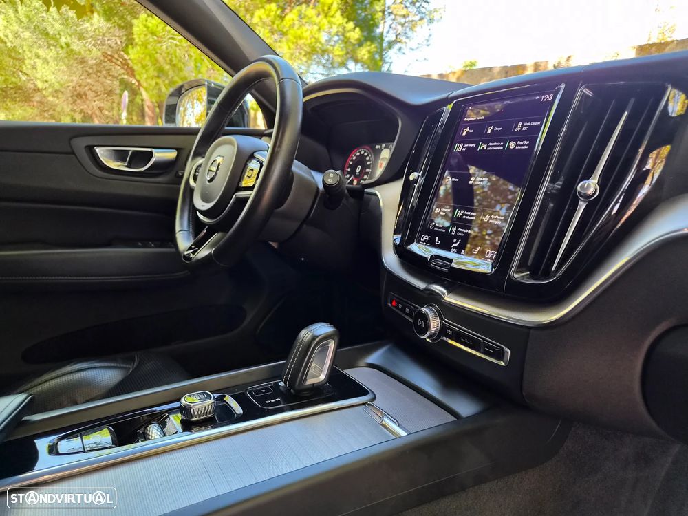 Volvo XC 60 2.0 T6 PHEV R-Design AWD - 24