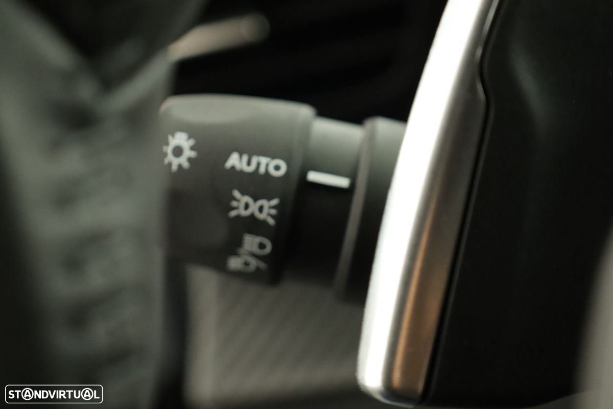 Peugeot 2008 1.2 PureTech Allure EAT8 - 17