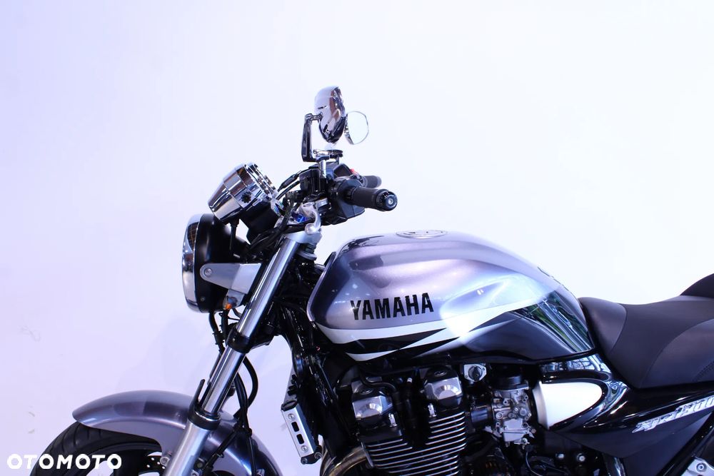 Yamaha XJR - 12
