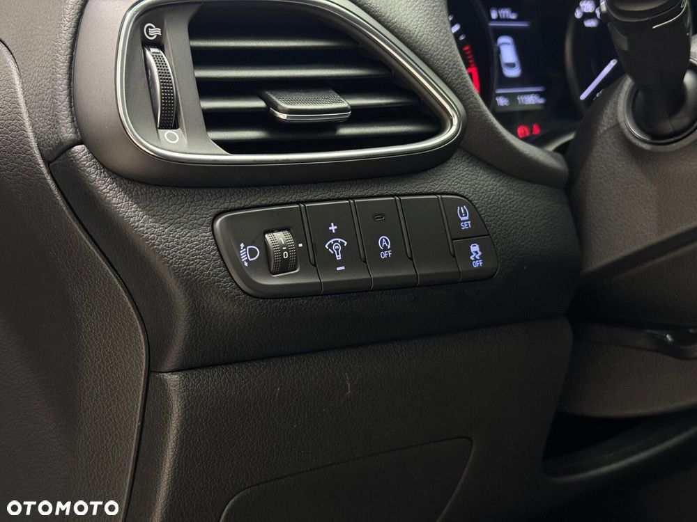 Hyundai i30 1.5 DPI Classic + - 20