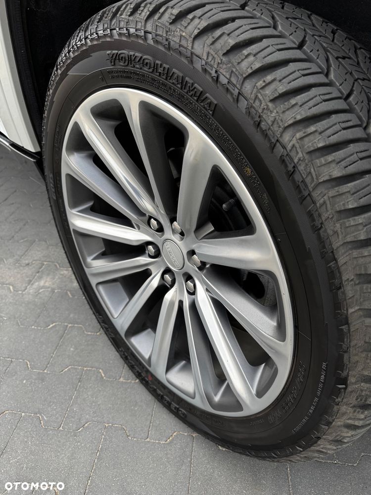 Jeep Grand Wagoneer - 38