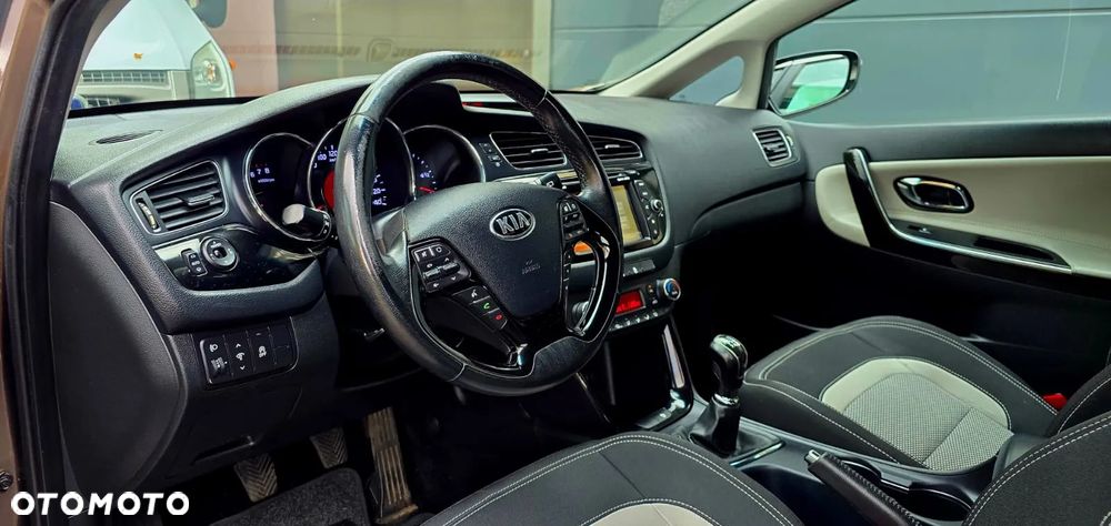 Kia Ceed 1.6 GDI ISG SW Dream Team Edition - 18