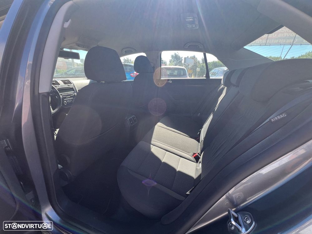VW Jetta 1.6 TDi Confortline - 12