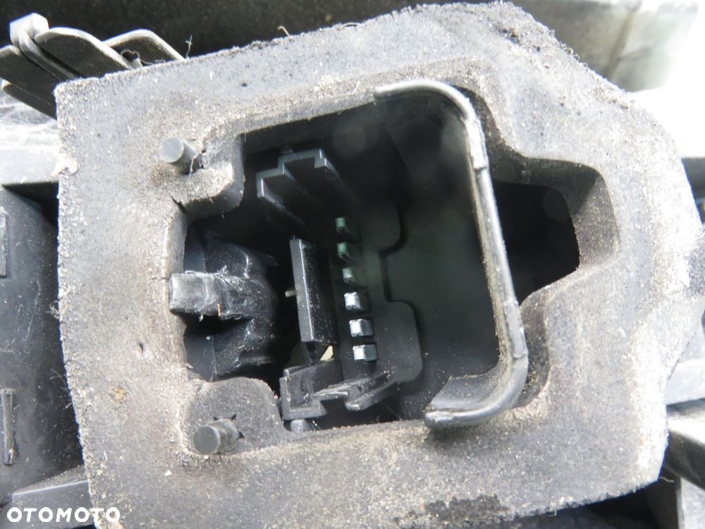 LAMPA PRAWA TYLNA RENAULT SCENIC II 8200127702A 2SK00865902 - 2