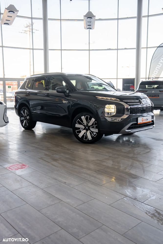 Mitsubishi Outlander 2.4 L 4X4 PHEV Instyle Ultimate - 3
