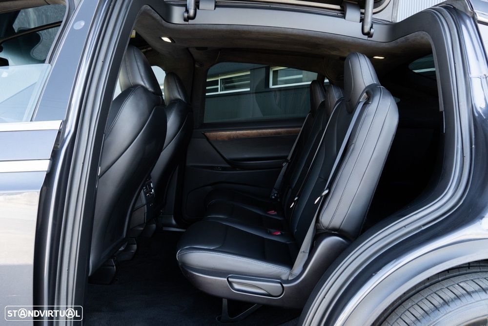 Tesla Model X - 49