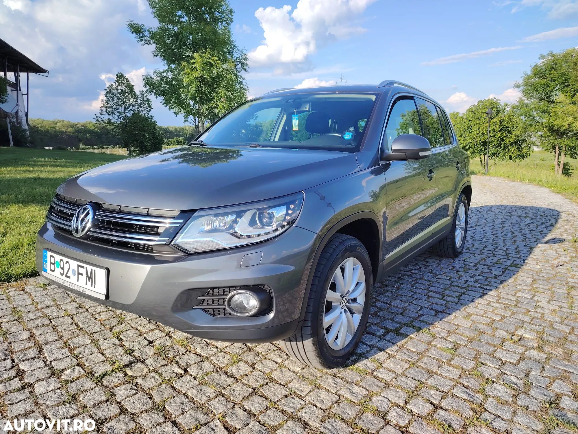 Volkswagen Tiguan - 1