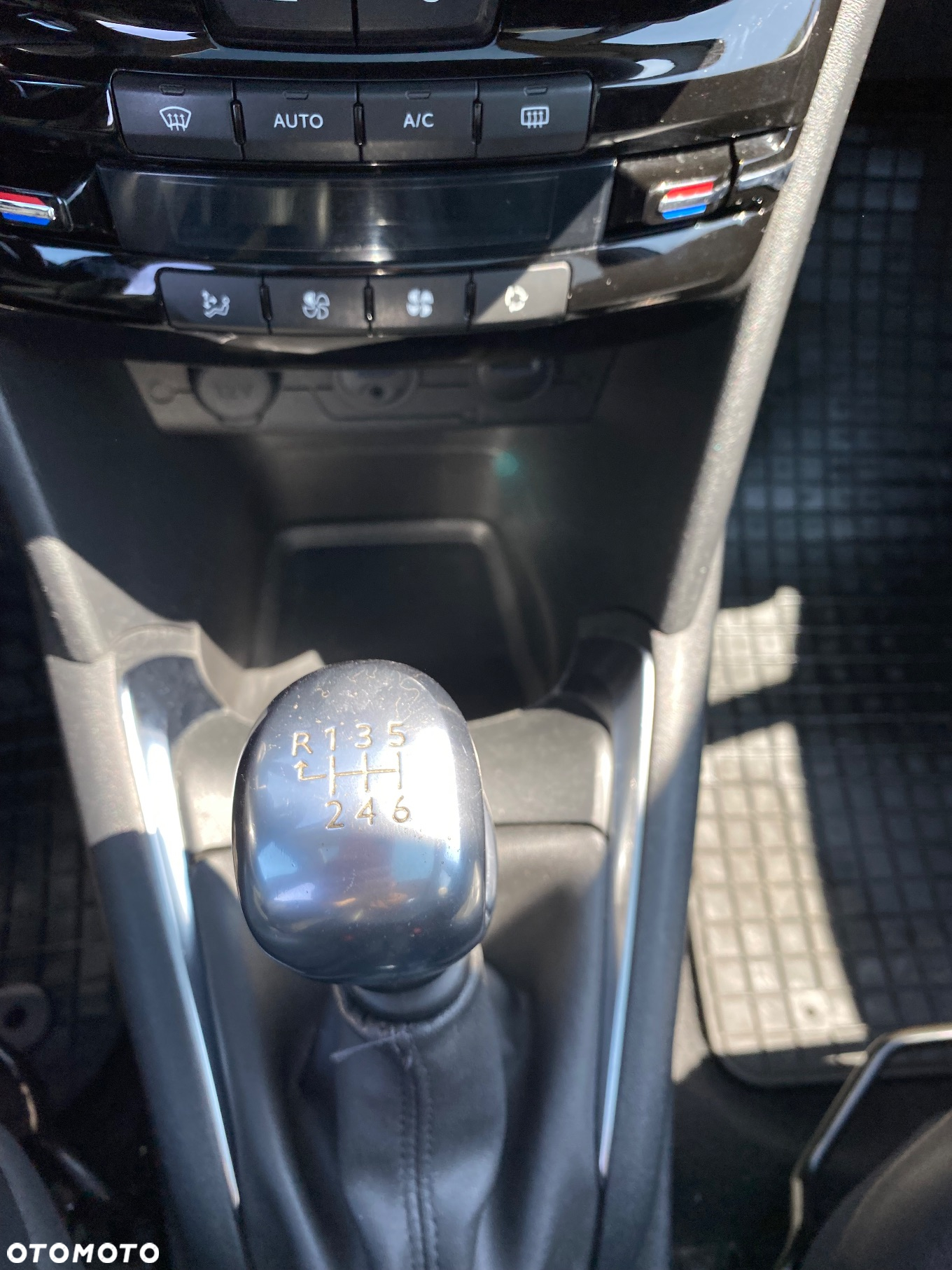 Peugeot 208 - 9