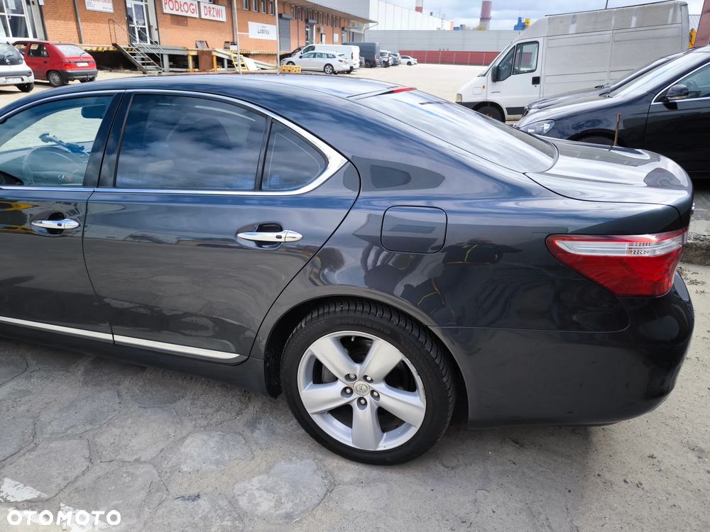 Lexus LS - 3
