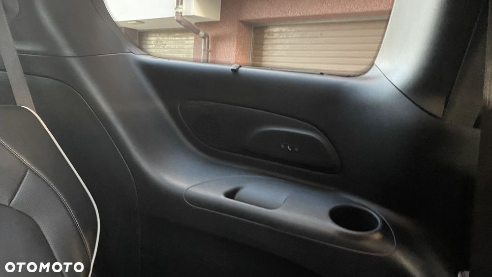 Chrysler Pacifica - 16