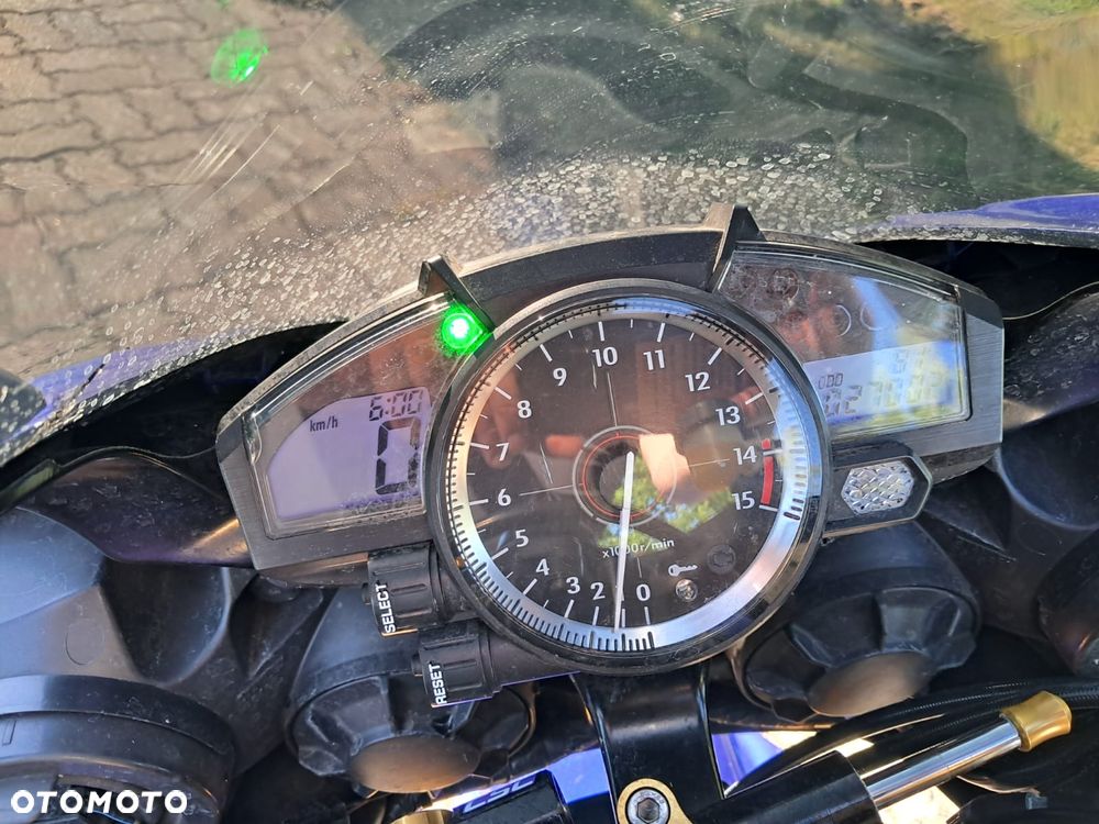 Yamaha R1 - 5