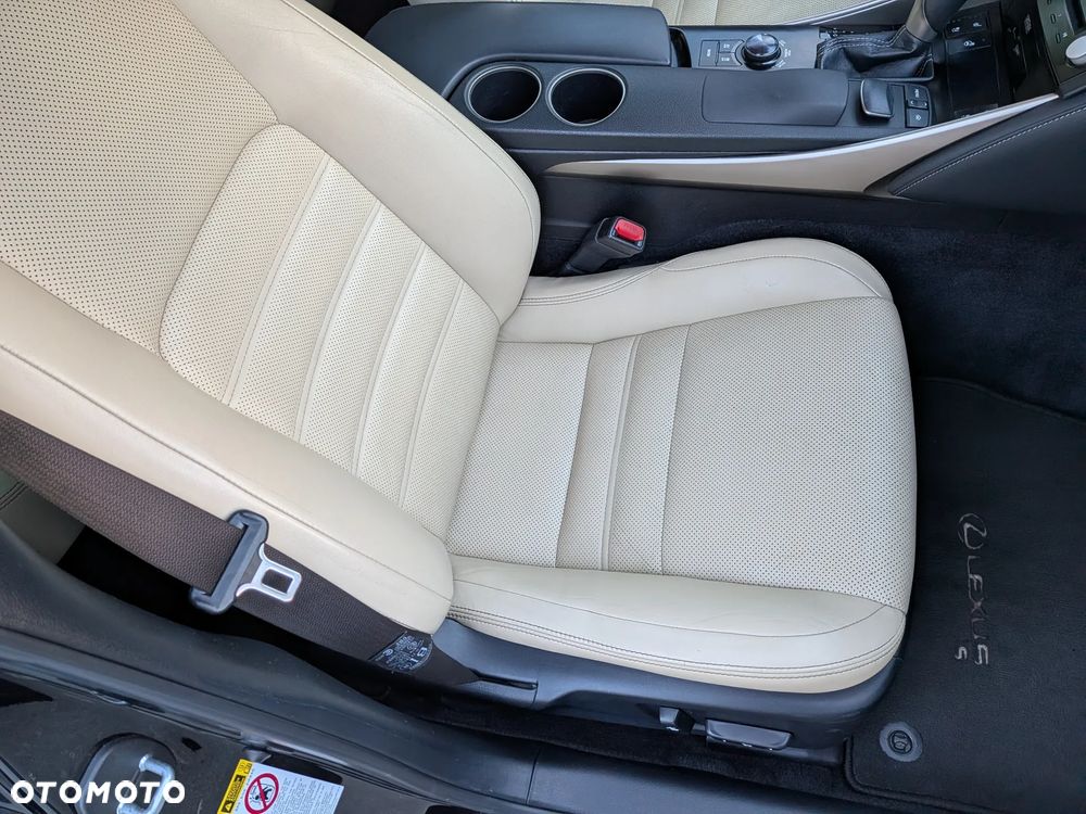 Lexus IS 300h Prestige - 21