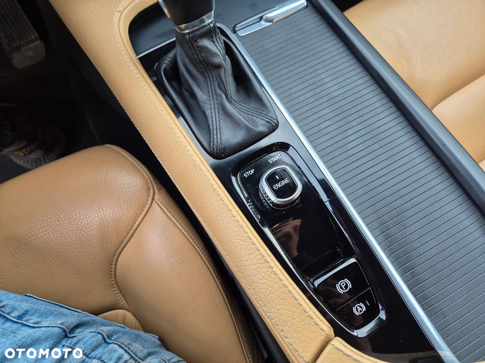 Volvo V90 D3 Momentum Pro - 32