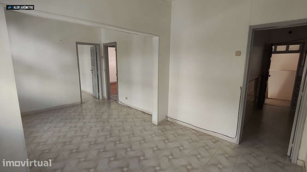 Prédio de 1°andar + logradouro com arrumos / Santo André-Barreiro - Grande imagem: 5/22