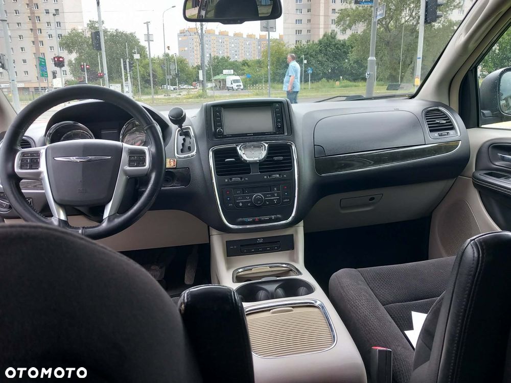 Chrysler Town & Country - 7