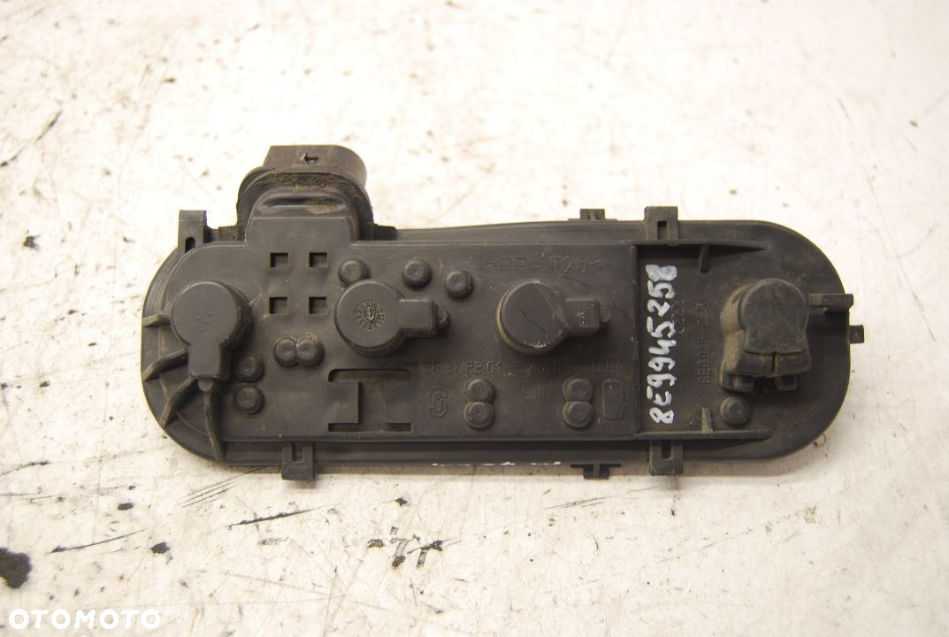 WKŁAD ŻARÓWKI LAMPY PRAWY TYŁ AUDI A4 B6 KOMBI 8E9945258 - 2