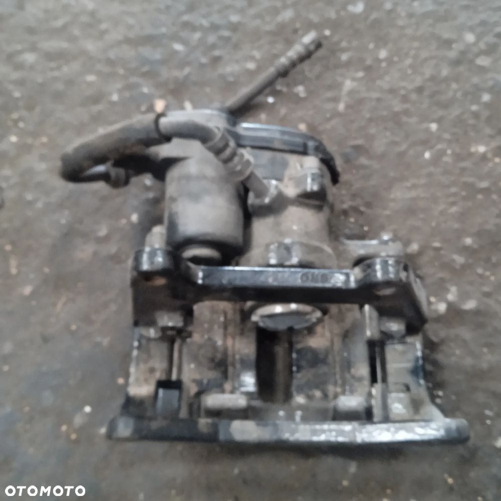 Zacisk tylny A4 B8 - 3