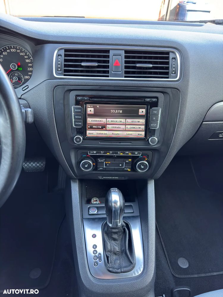 Volkswagen Jetta 2.0 TDI DSG Highline - 10