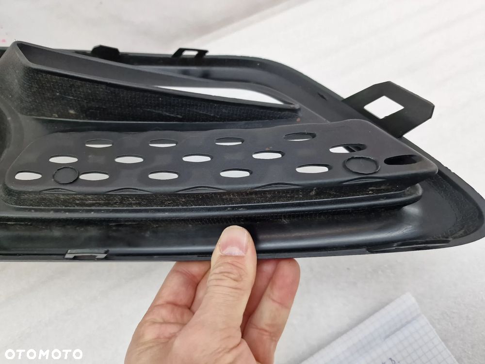 RENAULT CAPTUR I 12- PRAWA KRATKA BOCZNA ZDERZAKA PRZEDNIEGO PRZÓD , OPCJA BEZ CHROMU I HALOGENU , NR 620846576R / 620742386R , NR AUKCJI D/51 - 7