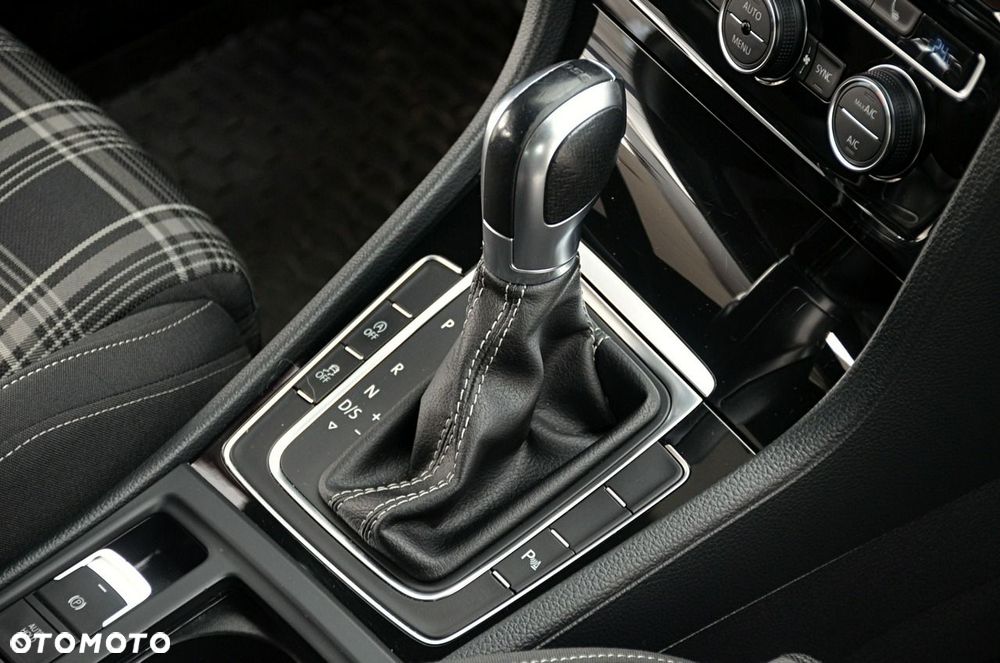 Volkswagen Golf - 24