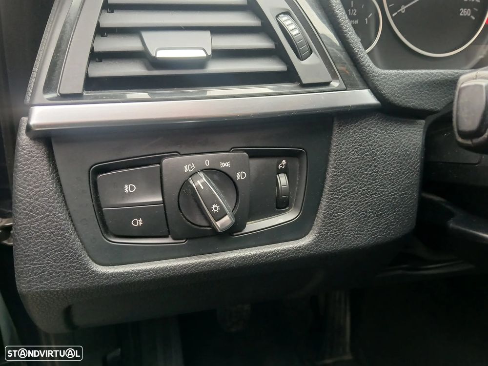 BMW 320 d Line Luxury - 28